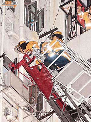 消防員升起雲梯從窗外窺看鳳樓內情況。	（楊偉嶽攝）