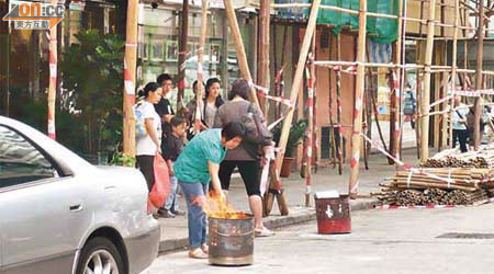 重陽當日有人在棚架附近化寶，街坊憂慮會引起火警。	（任國棟提供圖片）