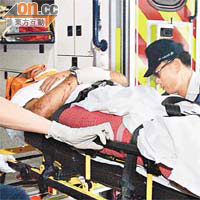 傷勢較重的乘客要由擔架床抬上救護車。