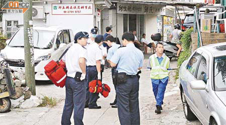 區議員辦事處被虛報有兩人昏迷，警員及救護車到場。	（陳展鴻攝）