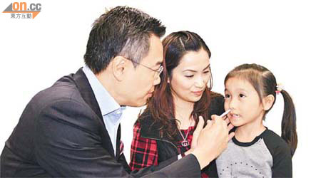 譚一翔（左）指，下一輪季節性流感高峰期於明年初來臨，提醒家長帶同年幼子女前往接種流感疫苗。而噴鼻式減活疫苗（圖）去年引入香港，不必打針也能達預防流感之效。	（韓耀庭攝）