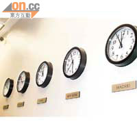 Conceptual Options的客戶不少來自海外，故公司裝有五個不同時區的大鐘，方便客戶。