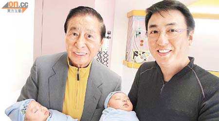 「四叔」李兆基（左）與三胞胎合照時流露無限喜悅，而作為父親的李家傑（右）更發表「父親宣言」表示會做好父親的責任。