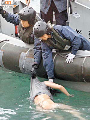 水警將浸在水中的女子拉上船。	（吳建明攝）