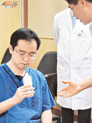 香港中毒諮詢中心人員示範在救護員指導下服活性炭解毒劑。	（何昀諺攝）