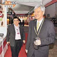 旅議會總幹事董耀中（右）行過金陶軒攤位，總經理謝德橋親自招呼。