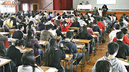 高考及會考考試報告指學生的中英文能力皆有不善之處。