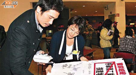 方國珊（左二）尋日踩入TVB，爭取視帝陳豪（左一）支持，反對無綫電視城旁邊搞堆填區。