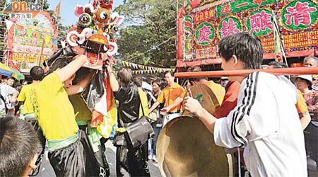 活動氣氛熱鬧，除了粵劇表演外，更有舞麒麟助興。	（蕭毅攝）