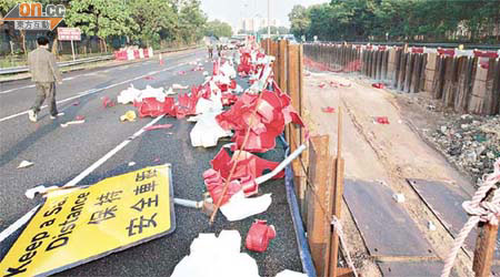 地盤外的一列「水馬」被失控七人車撞毀。	（左蘭慶攝）