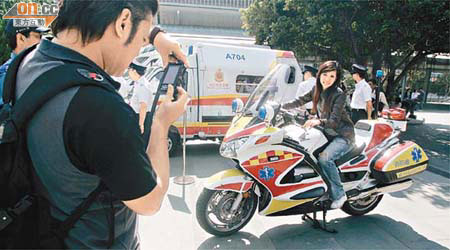 消防處展出緊急醫療電單車，並讓市民拍照。	（翁志偉攝）