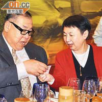 工業總會主席孫啟烈（左）向工業貿易署署長關錫寧顯示落注誠意。
