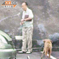 觀察期間，記者目睹兩名人士帶備狗糧，前來餵飼流浪狗。