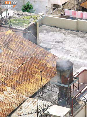 天台設有巨型化寶爐，不時噴出濃煙，被指對環境造成污染。	（讀者提供圖片）