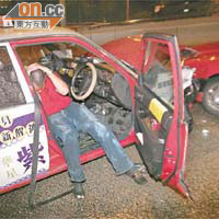 澳洲醉漢在中環搶軚撞死的士司機慘劇，涉案醉漢倒臥車內。	（資料圖片）