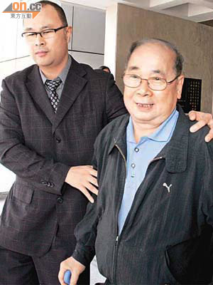被告的伯父許騰芳（右）昨出庭作供。	（梁耀榮攝）