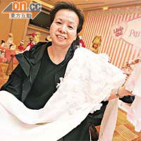 李女士參加該設計比賽，做了一件當年婚紗的「縮小版」參賽。