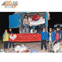 為向玉樹孩子送上溫暖，曾敏傑（右三）帶同帳篷、棉鞋等物資到災區小學。