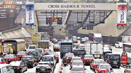 紅隧<BR>顧問聲稱實施「紅加東減」後，紅隧車龍可縮減五至七成。（高嘉業攝）