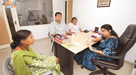 印度的代母生育中心，醫生（右）會為夫婦選擇合適的代母。