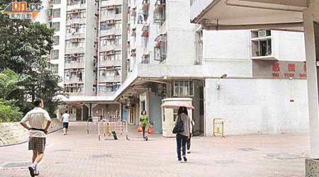 竹園北邨邨內大廈間加建上蓋可為居民改善步行環境。