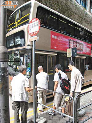 92號巴士線班次疏落，令乘客苦候多時仍未能登車。