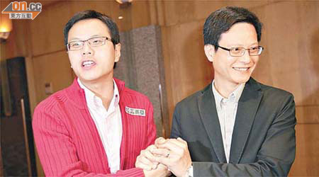 「倒閣派」代表任亮憲（左）與黨主席陶君行會後握手合照，任更表明不會退黨。	（林少權攝）