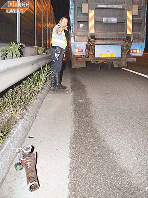 由貨車跌落馬路的其中一截折斷軸柱。	（劉雲彪攝）