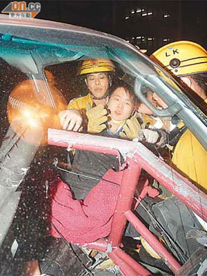 大難不死的乘客由消防員救出。	（楊偉嶽攝）