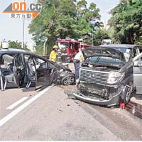 私家車與七人車相撞，車頭損毀。	（馬竟峯攝）