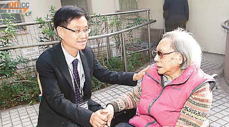 陸嘉熙（左）指馮堯敬醫院老人外展隊每周會到訪安老院一次，評估末期病患者身體，了解是否需入院。	（何天成攝）