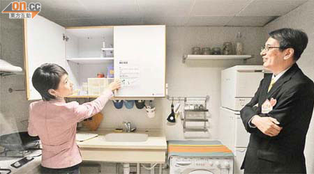 鍾晶晶（左）指長者的廚房設備高度要適中，讓長者易於取物，防止扭傷腰部。	（黃仲民攝）