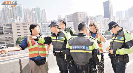 姓陳「箭嘴車」司機（右二）和工人（左一）向警員講述事發經過。