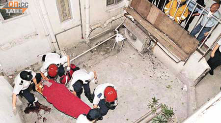 救護員在天井即場為傷者包紮。	（周亮恒攝）
