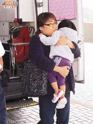 誤吞波子的女童由母親抱着送院檢查。	（陳展鴻攝）