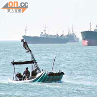 惠州漁民將魚獲運上岸。