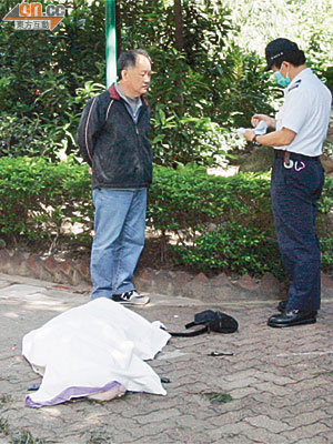 警方用白布遮蓋死者，親友在場助查。	（黃君堡攝）