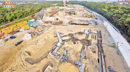 香港迪士尼三個新園區去年開始擴建，地盤正進行基建工程。	（翁志偉攝）