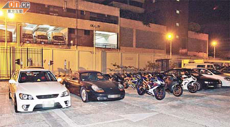 涉嫌非法賽車的私家車和電單車被警方扣留檢驗。（楊日權攝）