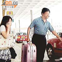 男子趁乘客忙於傾電話期間，強行取走行李並放上的士。