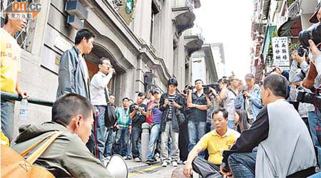 多名示威者在司警局門外靜坐，要求釋放被扣示威領袖。	（關健生攝）