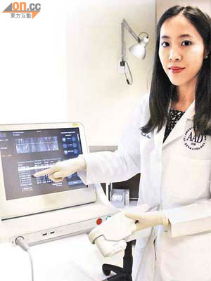 陳珮瑤表示，醫生進行超聲波療程時，可即時透過螢幕了解治療效果。	（唐宇軒攝）