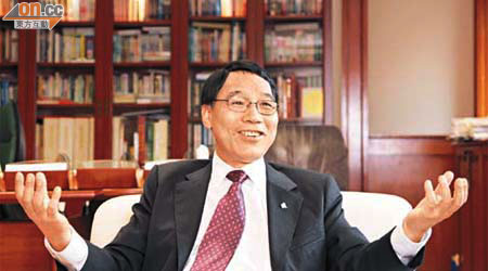 新上任的浸會大學校長陳新滋躊躇滿志，希望在十年內將浸大打造成最好學府。