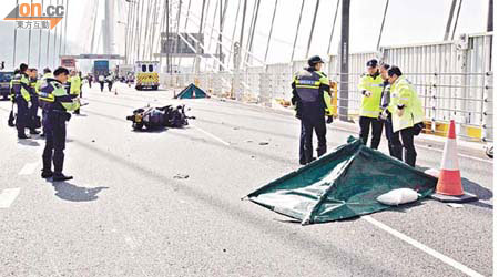 電單車司機黃慶賢及其妻鄧凱怡被輾斃，兩人躺於汀九橋上。