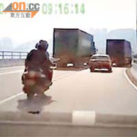 肇事電單車司機載着乘客在拍攝車輛的左邊爬頭。	（互聯網圖片）