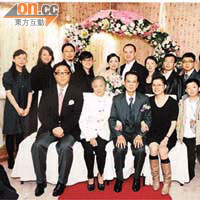 五弟劉子騰○七年結婚，舉家三代一同到賀。（照片由受訪者提供）