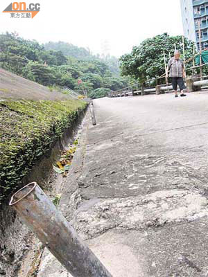 斜道近溝渠的欄杆被移走後，沿路留下多個四至五吋長的「欄腳」，手工馬虎。