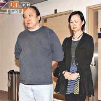 王晶及妻子在浸會醫院宣布天林叔的死訊。