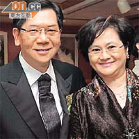 容永祺（左）同太太睇完亞運開幕返港。