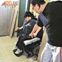 輪椅使用人士可向房署申請加建斜道，方便輪椅出入。